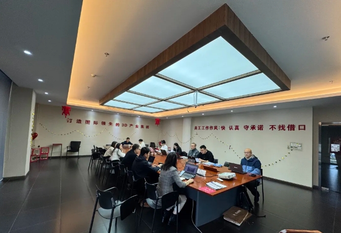 為深入貫徹中共中央、國(guó)務(wù)院印發(fā)的《國(guó)家標(biāo)準(zhǔn)化發(fā)展綱要》，落實(shí)加快數(shù)字化發(fā)展、建設(shè)數(shù)字中國(guó)的戰(zhàn)略部署，和《上海市全面推進(jìn)城市數(shù)字化轉(zhuǎn)型&ldquo;十四五&rdquo;規(guī)劃》，推進(jìn)上海城市數(shù)字化轉(zhuǎn)型標(biāo)準(zhǔn)化建設(shè)，數(shù)造科技積極響應(yīng)這一號(hào)召，成為上海市浦東新區(qū)第一批試點(diǎn)數(shù)字化改造企業(yè)之一，并順利通過驗(yàn)收。  圖片  圖片  圖片  圖片  圖為上海市城市數(shù)字化轉(zhuǎn)型工作領(lǐng)導(dǎo)小組部分領(lǐng)導(dǎo)和南匯工業(yè)園區(qū)領(lǐng)導(dǎo)、上海數(shù)造領(lǐng)導(dǎo)班子成員參加數(shù)字化改造驗(yàn)收答辯  圖片  參觀上海數(shù)造大廳的數(shù)字化制造&ldquo;黑湖小工單&rdquo;生產(chǎn)工序看板  數(shù)造科技自成立之初，創(chuàng)始人趙毅博士就以&ldquo;數(shù)造&rdquo;為企業(yè)命名，蘊(yùn)含數(shù)字化制造和變革的深遠(yuǎn)意義，與此時(shí)政府推進(jìn)聚焦制造業(yè)與數(shù)字化改造深度融合。未來，數(shù)造科技將不斷提升公司智能化、數(shù)字化、信息化改造力度，全面提升公司綜合管理和運(yùn)營(yíng)水平，著力實(shí)現(xiàn)智能制造高質(zhì)量發(fā)展。